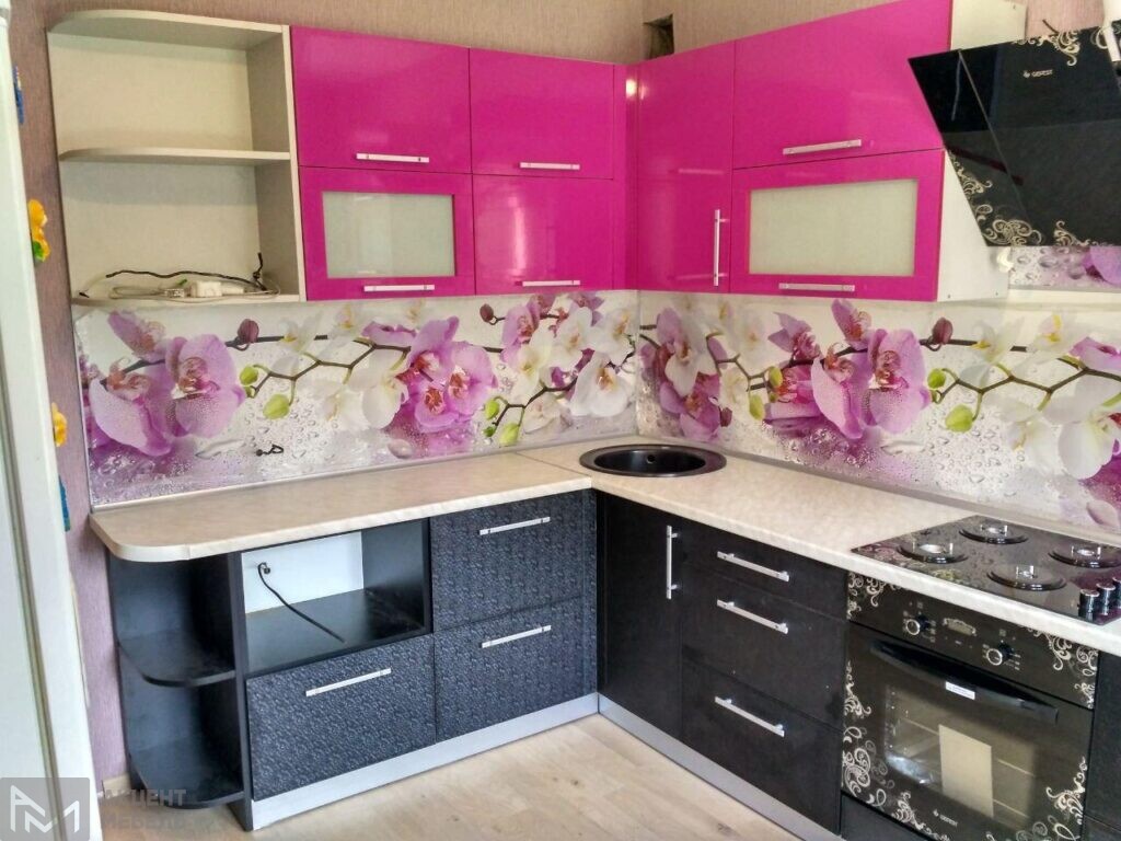Черно-розовая угловая кухня